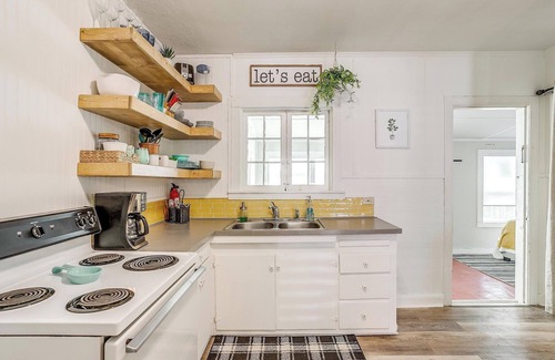 Granbury Condo | Sunshine Shack: Spacious 2-Bedroom Granbury Glow