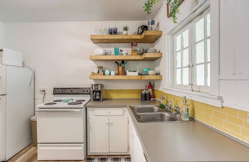 Granbury Condo | Sunshine Shack: Spacious 2-Bedroom Granbury Glow