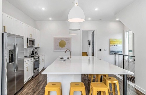 Greenwood House | Sunshine Station | 4mi to Broadway | Rooftop!