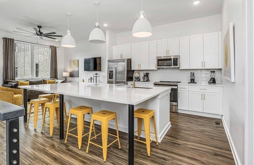 Greenwood House | Sunshine Station | 4mi to Broadway | Rooftop!