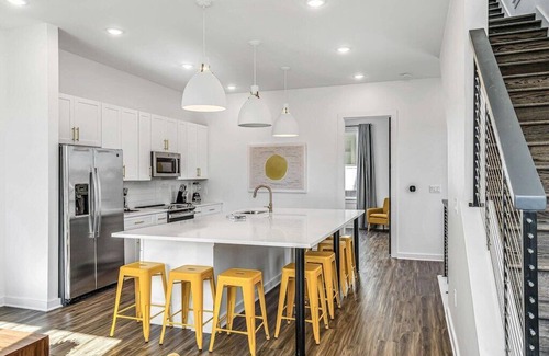 Greenwood House | Sunshine Station | 4mi to Broadway | Rooftop!