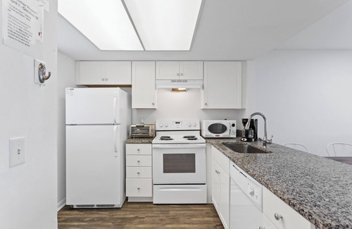 Wilmington Condo | Sunshine Suite: Corporate Living, 2BR, Pool Access. WiFi