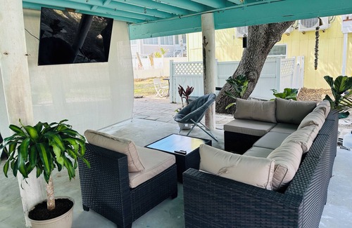 Fort Myers Beach House | Sunshine, Sunsets and Sand - Just 3 minutes away!