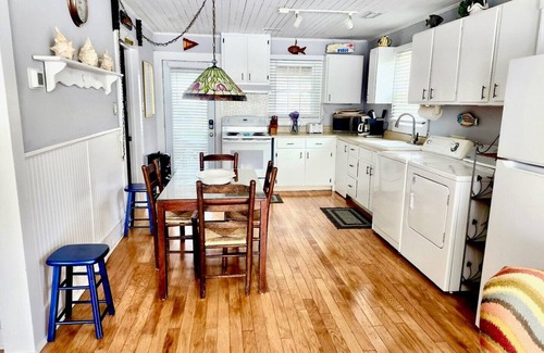 Surf City House | Sunshine Trio - Cute 2BR Cottage! Dog Friendly & Easy Beach Access