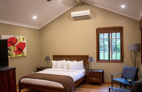 West Woombye Cabin | Sunshine Valley Cottages