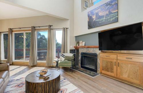 Skyway House | Sunstone Mesa Luxe Broadmoor Getaway w Hot Tub