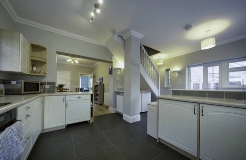 Rustington House | Super 5 Bedroom Family Friendly Retreat Rustington
