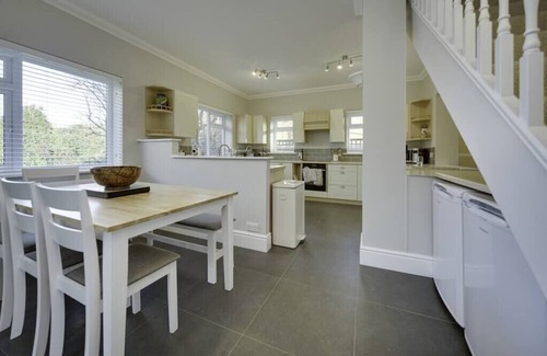 Rustington House | Super 5 Bedroom Family Friendly Retreat Rustington