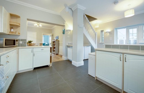Rustington House | Super 5 Bedroom Family Friendly Retreat Rustington