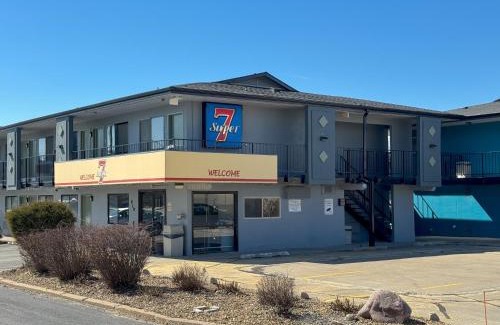 Coralville Hotel | Super 7 Motel