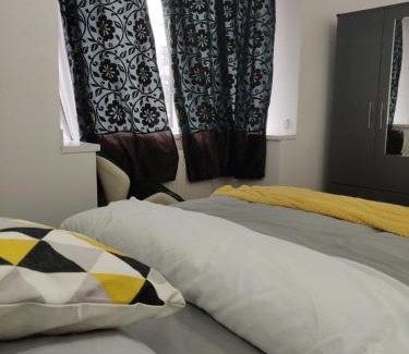 Leeds House | Super 7Bed House - Hot Tub - Large Gathering Meets