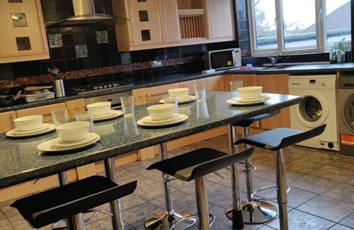 Leeds House | Super 7Bed House - Hot Tub - Large Gathering Meets