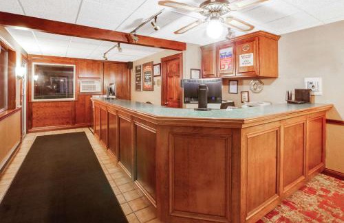 Mackinaw City Hotel | Super 8 Beachfront by Wyndham Mackinaw City, MI