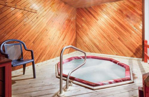 Mackinaw City Hotel | Super 8 Beachfront by Wyndham Mackinaw City, MI