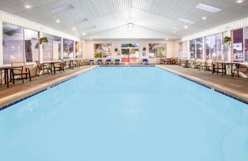 Mackinaw City Hotel | Super 8 Beachfront by Wyndham Mackinaw City, MI