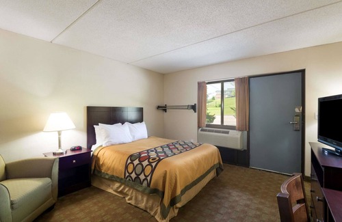 White River Junction Hotel | Super 8 by Wyndham White River Junction