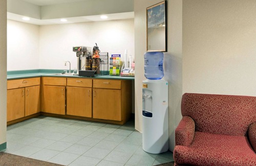 White River Junction Hotel | Super 8 by Wyndham White River Junction