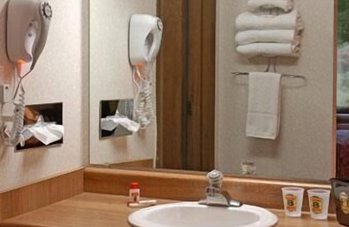 White River Junction Hotel | Super 8 by Wyndham White River Junction