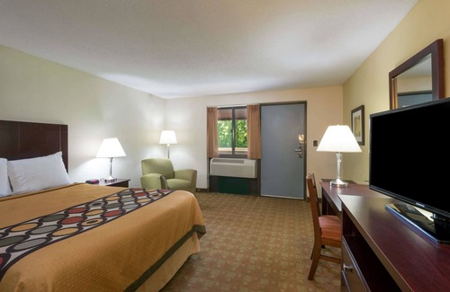 White River Junction Hotel | Super 8 by Wyndham White River Junction