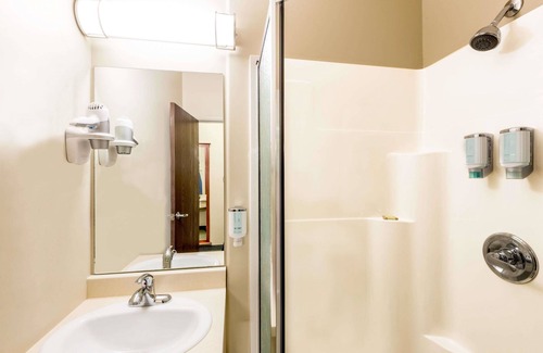 Windsor Hotel | Super 8 by Wyndham Windsor NS
