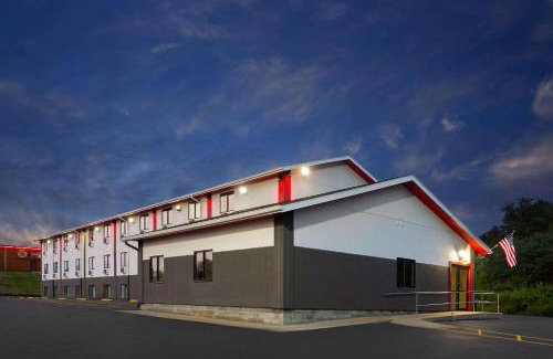 Barton Hotel | Super 8 by Wyndham St. Clairsville OH/Wheeling WV Area