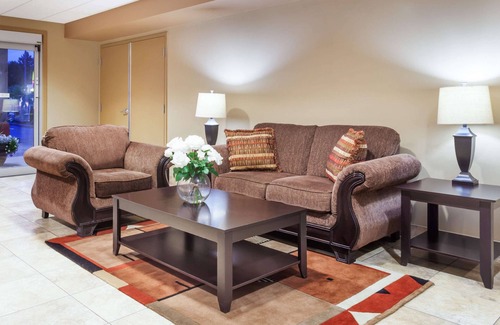Abbotsford Hotel | Super 8 by Wyndham Abbotsford BC