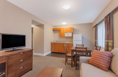 Abbotsford Hotel | Super 8 by Wyndham Abbotsford BC