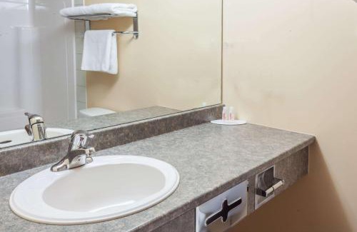 Amherst Hotel | Super 8 by Wyndham Amherst NS