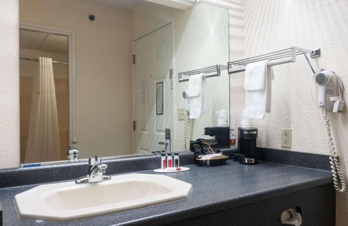 Arkansas City Hotel | Super 8 by Wyndham Arkansas City KS