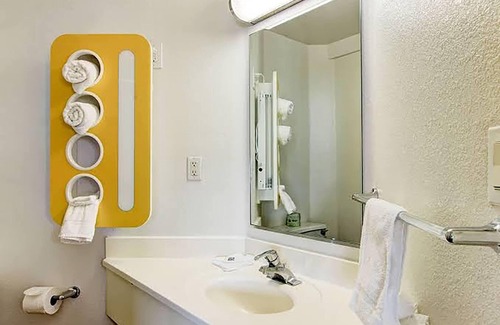 Aurora Hotel | Super 8 by Wyndham Aurora East