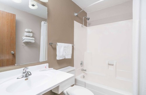 Bismarck Hotel | Super 8 by Wyndham Bismarck