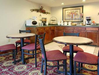 Booneville Hotel | Super 8 by Wyndham Booneville