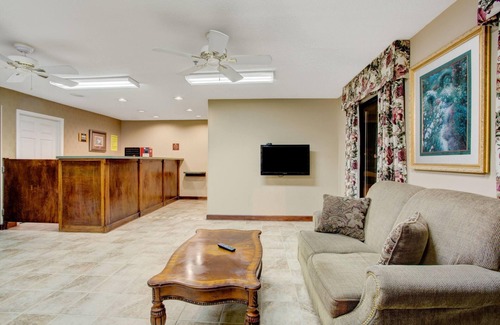 Booneville Hotel | Super 8 by Wyndham Booneville