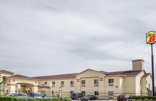 Brenham Hotel | Super 8 by Wyndham Brenham TX