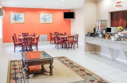 Brenham Hotel | Super 8 by Wyndham Brenham TX