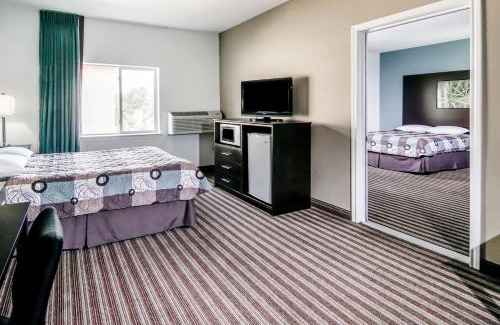 Brenham Hotel | Super 8 by Wyndham Brenham TX