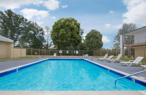 Brinkley Hotel | Super 8 by Wyndham Brinkley