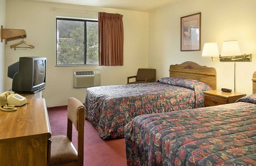 Butler Hotel | Super 8 by Wyndham Butler