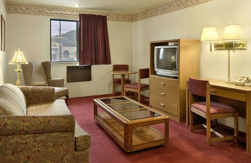 Butler Hotel | Super 8 by Wyndham Butler