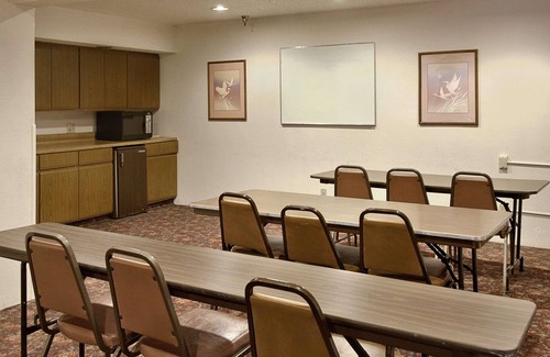 Butler Hotel | Super 8 by Wyndham Butler