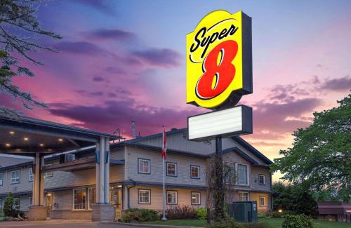 Algoma District Hotel | Super 8 by Wyndham Sault Ste Marie On