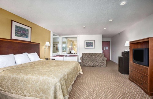 Canton Hotel | Super 8 by Wyndham Canton/Livonia Area