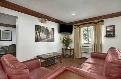 Canton Hotel | Super 8 by Wyndham Canton/Livonia Area