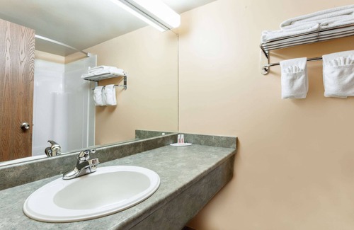 Caraquet Hotel | Super 8 by Wyndham Caraquet