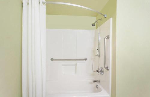 Carthage Hotel | Super 8 by Wyndham Carthage