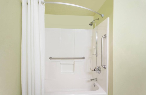 Carthage Hotel | Super 8 by Wyndham Carthage