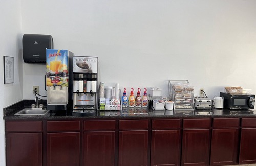 Cedar Falls Hotel | Super 8 by Wyndham Cedar Falls IA - University