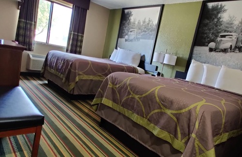 Champaign Hotel | Super 8 by Wyndham Champaign