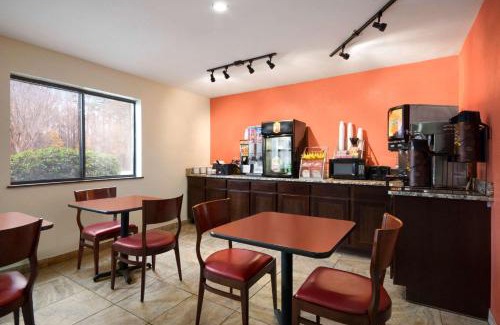 Charlotte Hotel | Super 8 by Wyndham Charlotte University