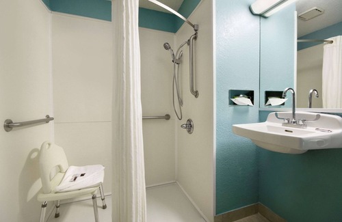 Charlotte Hotel | Super 8 by Wyndham Charlotte University